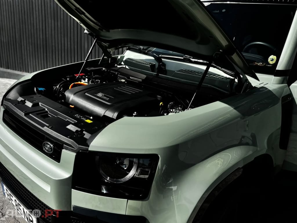 Land Rover Defender 2.0 P300e 110 AWD Trophy Edition Deep Sandglow