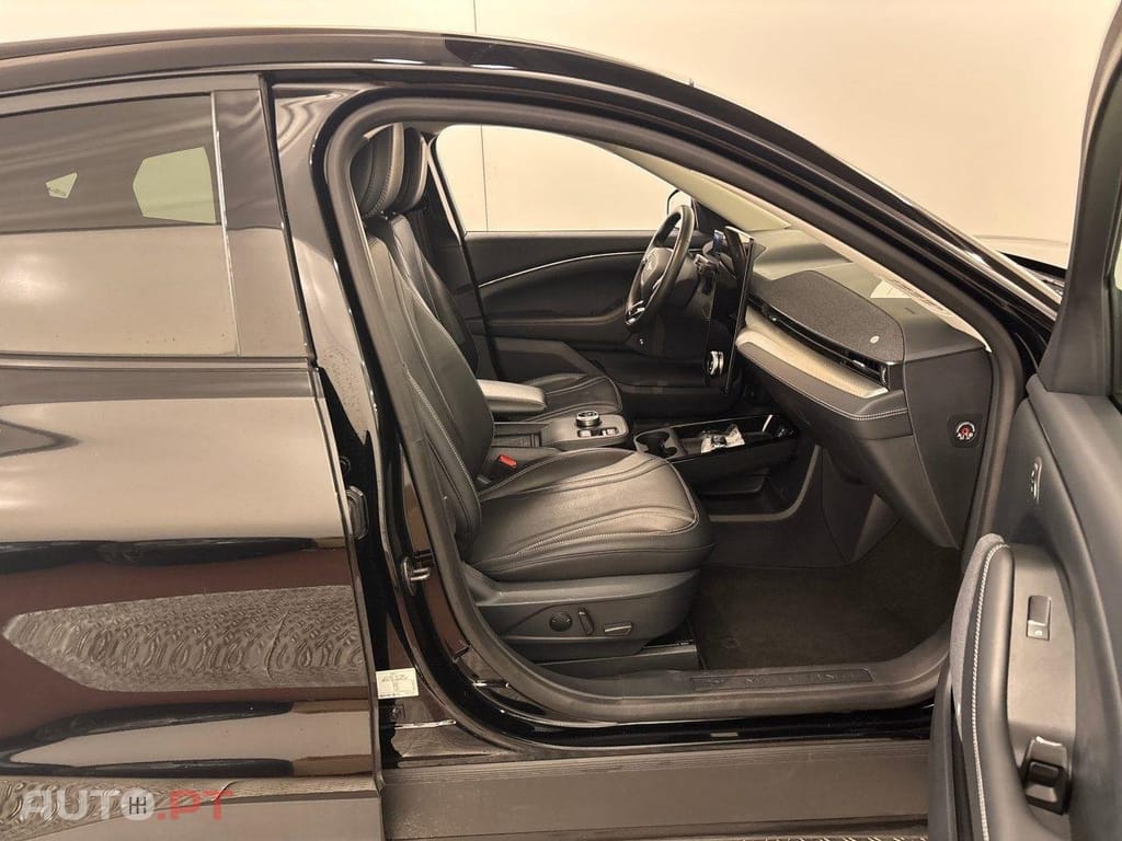 Ford Mustang Mach-E 75.7 kWh Base