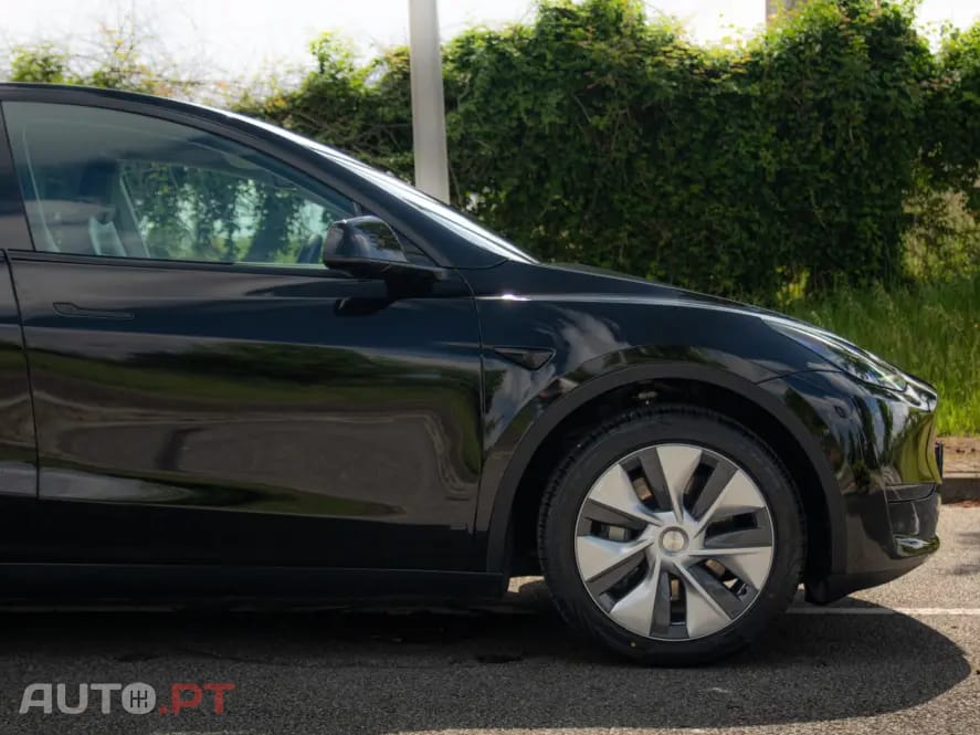 Tesla Model Y Outro