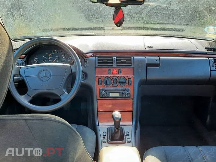 Mercedes-Benz E 220 Classic