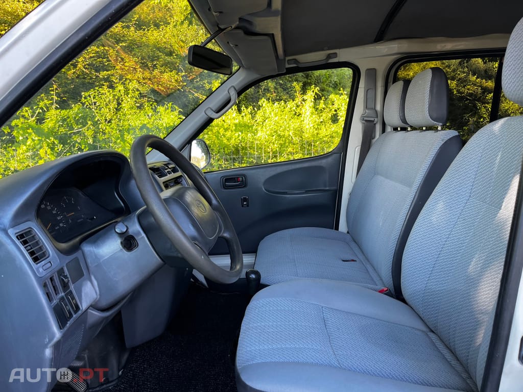 Toyota HiAce 9 Lugares
