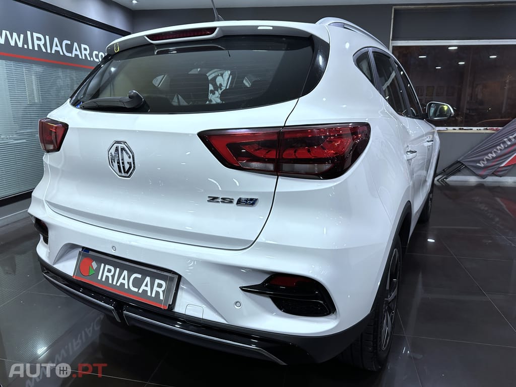 MG ZS Standard Luxury