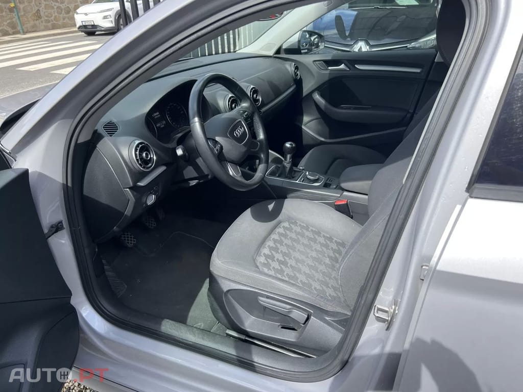 Audi A3 1.6 TDI (clean diesel) Ambiente — fotografia 8