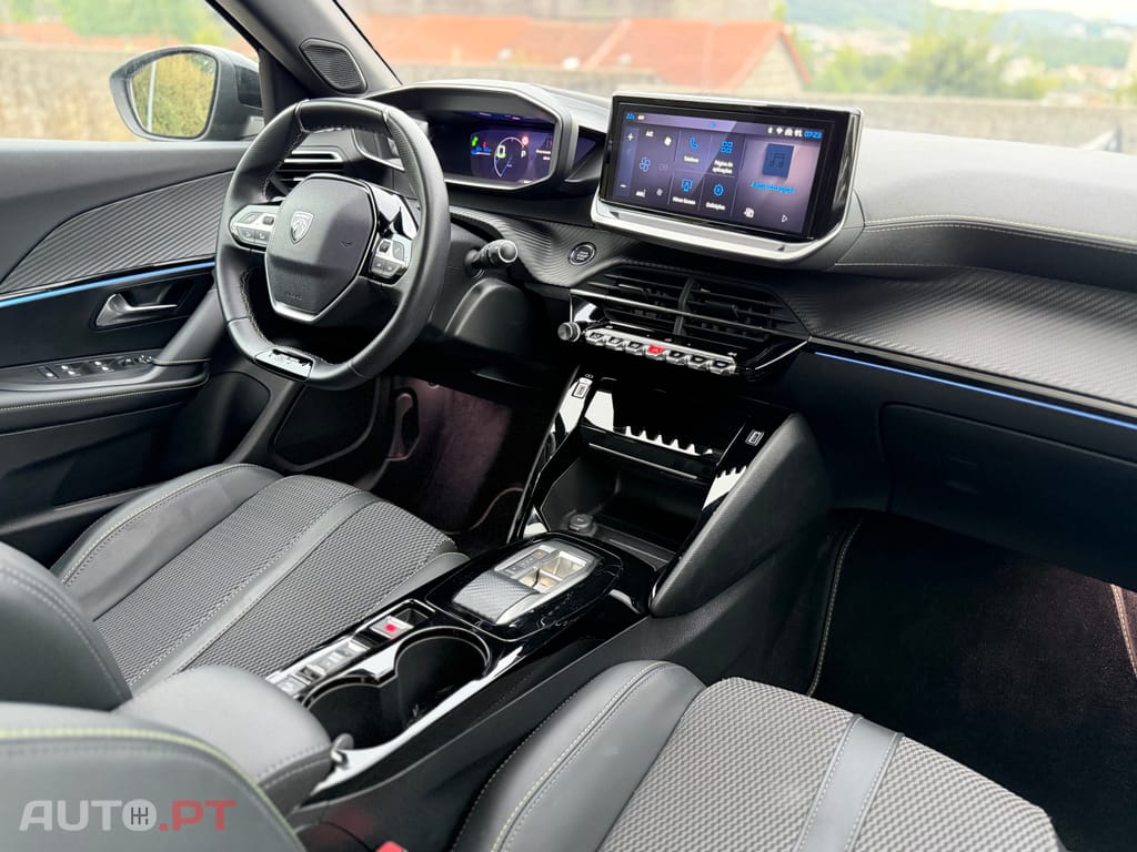 Peugeot E-2008 54 kWh GT