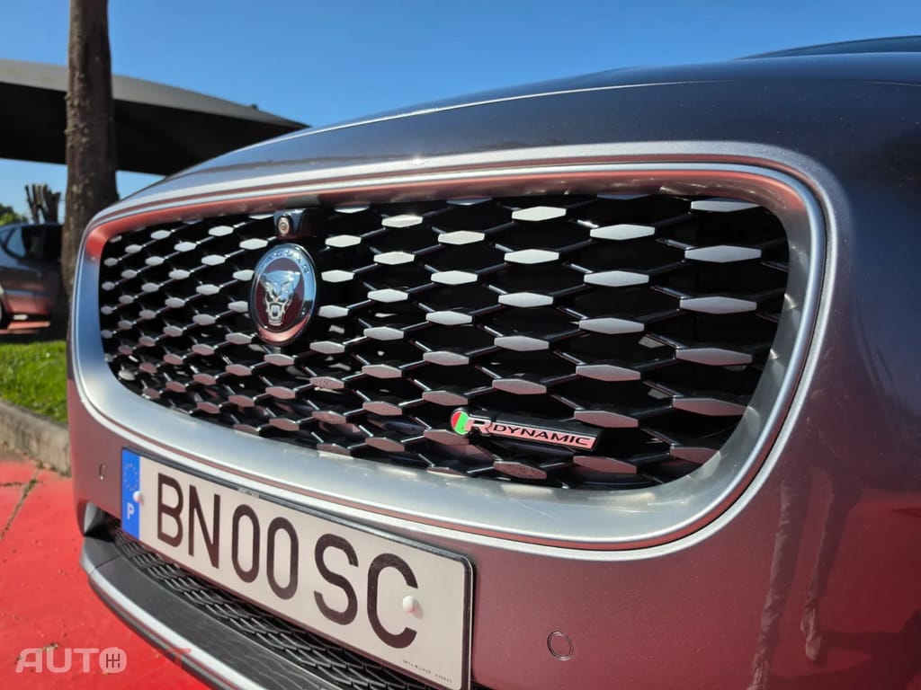 Jaguar E-Pace P300e AWD R-Dynamic S