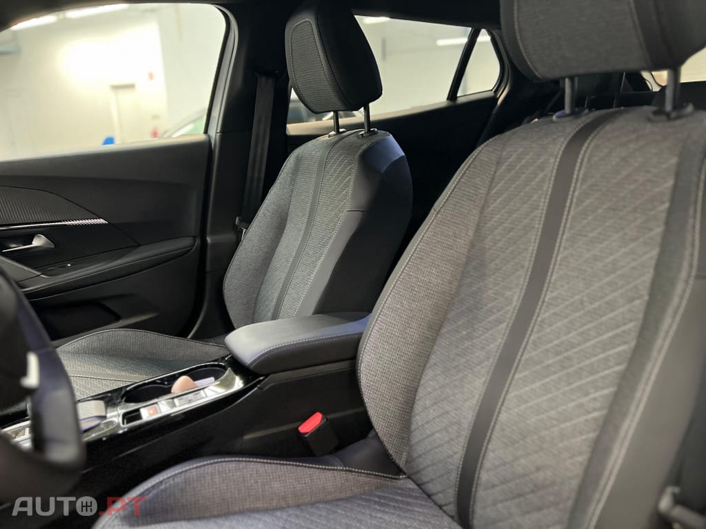 Peugeot 2008 1.2 Hybrid Allure e-DCS6