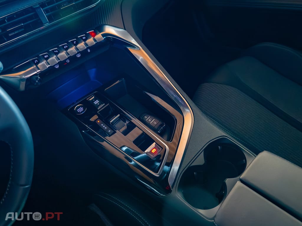 Peugeot 3008 1.2 Hybrid Allure e-DCS6