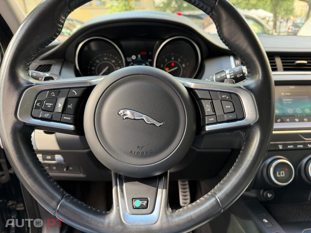 Jaguar E-Pace 2.0 i4 R-Dynamic HSE AWD Aut.