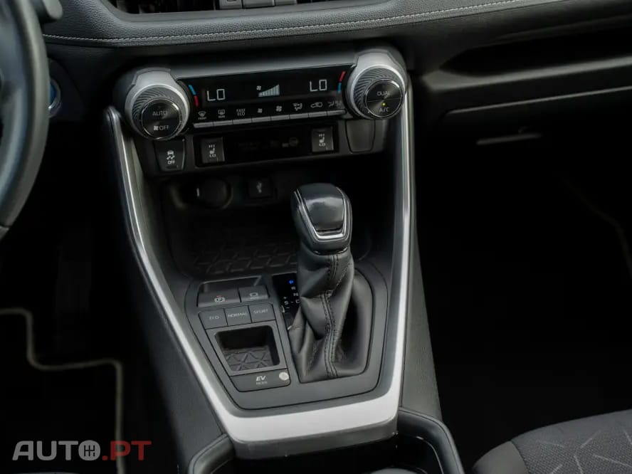 Toyota RAV4 2.5 HDF Comfort — fotografia 15