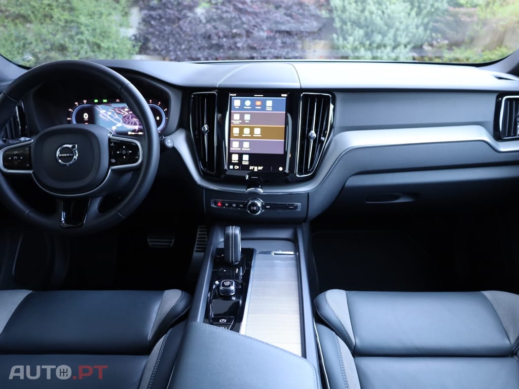 Volvo XC60 2.0 B4 Plus Dark
