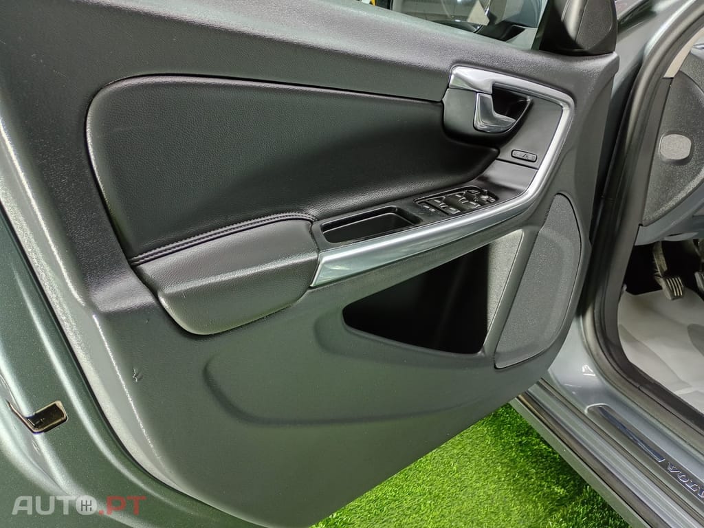 Volvo V60 2.0 D2 R-Design Momentum