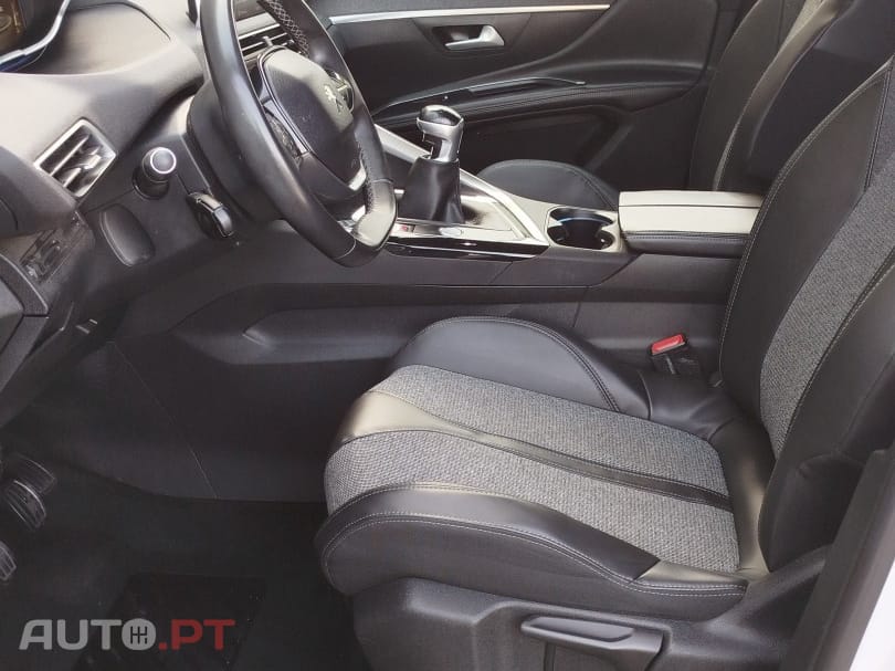 Peugeot 5008 1.2 PureTech Allure J18