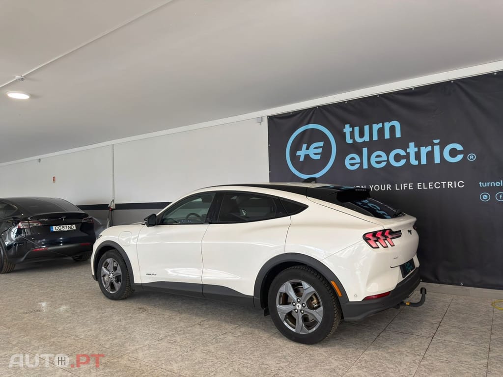 Ford Mustang Mach-E 75.7 kWh Base