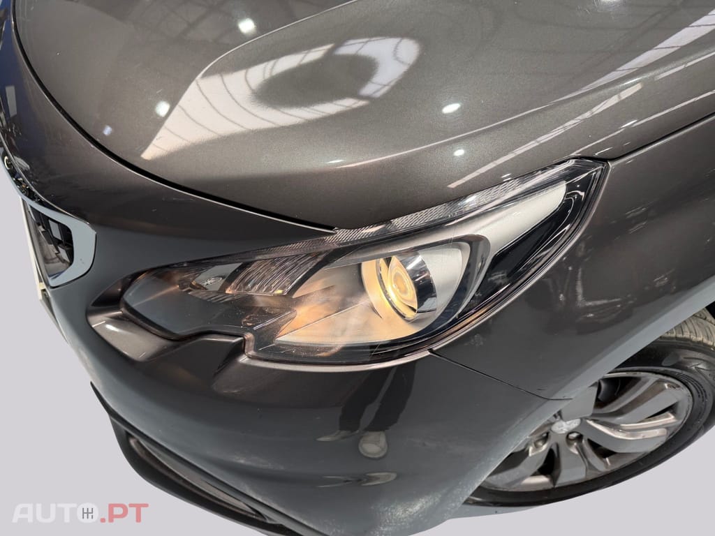 Peugeot 2008 1.2 e-VTi Style
