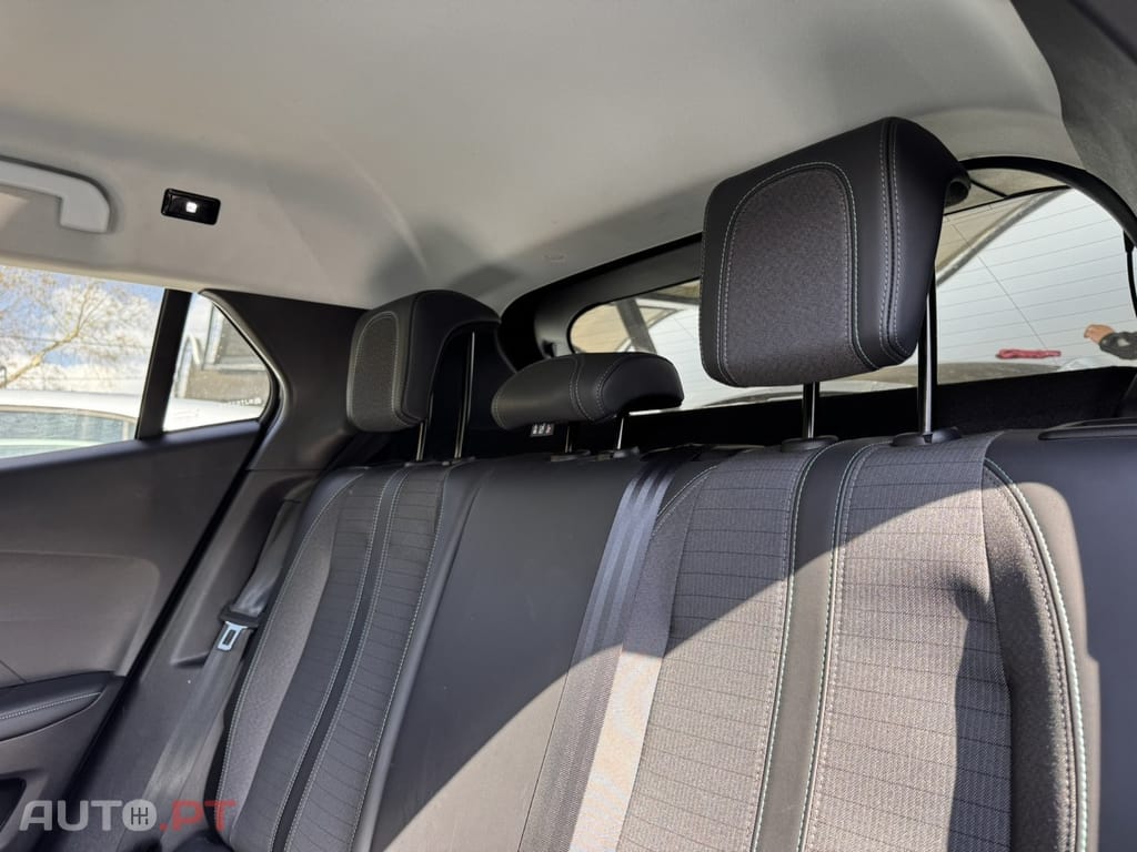 Peugeot E-2008 50 kWh Active Pack