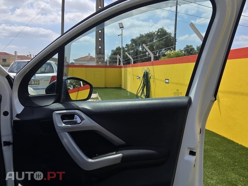 Peugeot 2008 1.2 PureTech Allure — fotografia 14