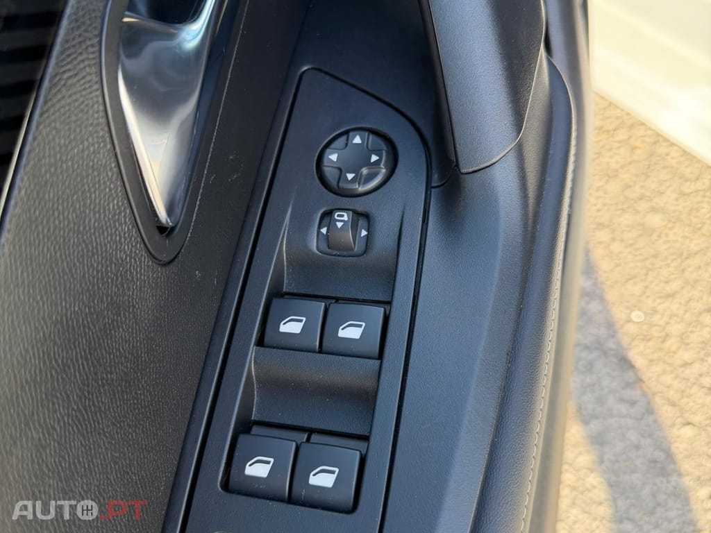 Peugeot 2008 1.2 Hybrid Allure e-DCS6