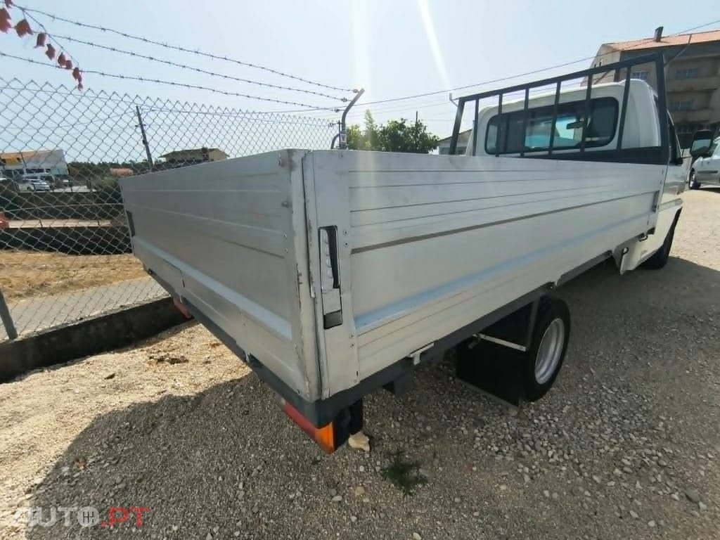Hyundai H-1 Starex caixa aberta com rodado duplo