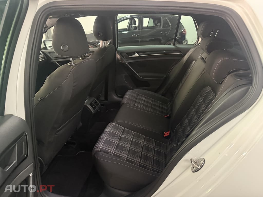 Volkswagen Golf 2.0 TDi GTD — fotografia 10