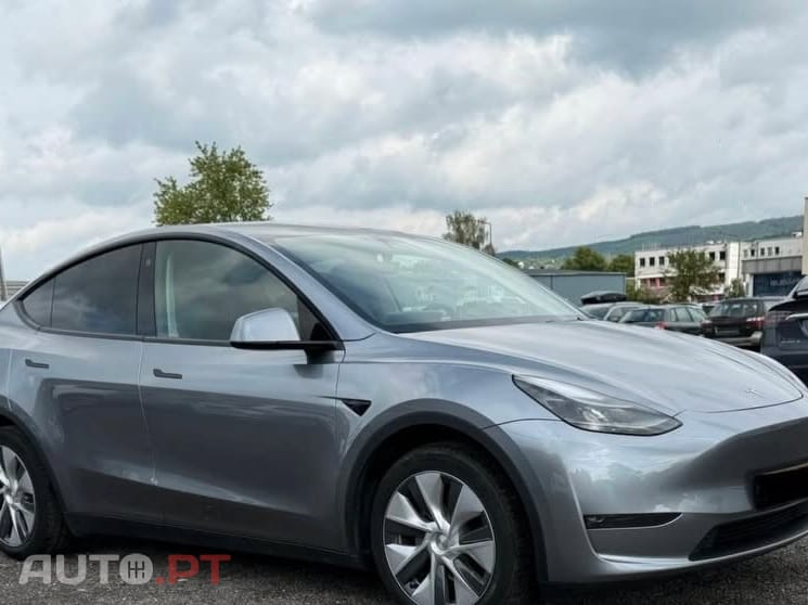 Tesla Model Y RWD — fotografia 3