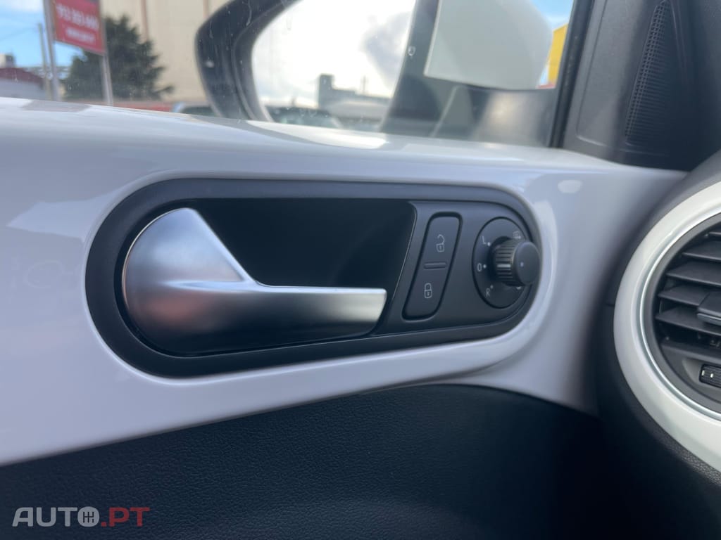 Volkswagen New Beetle 1.6 TDi DSG