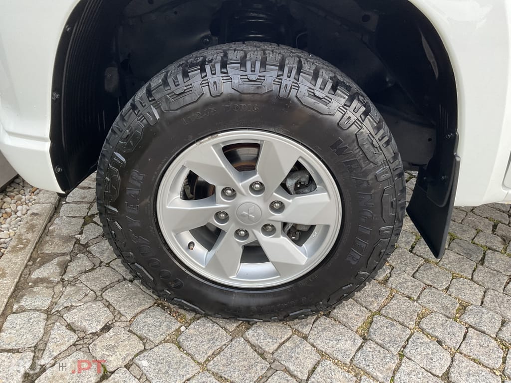 Mitsubishi L200 2.3 DI-D CD Invite Strakar Look 4WD