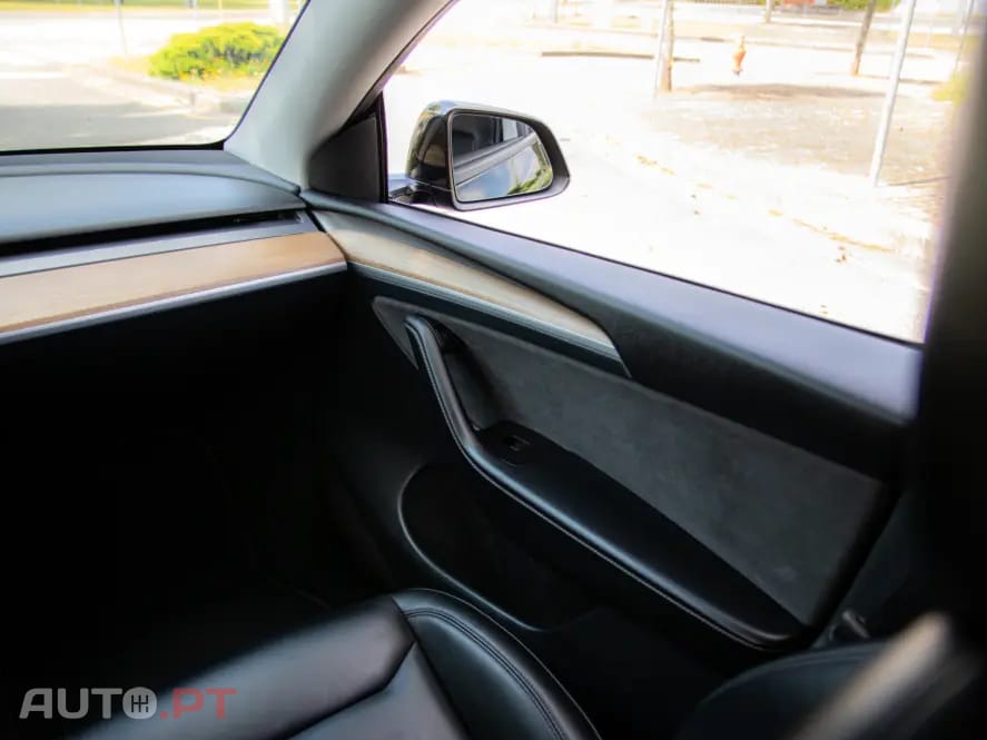Tesla Model Y Outro