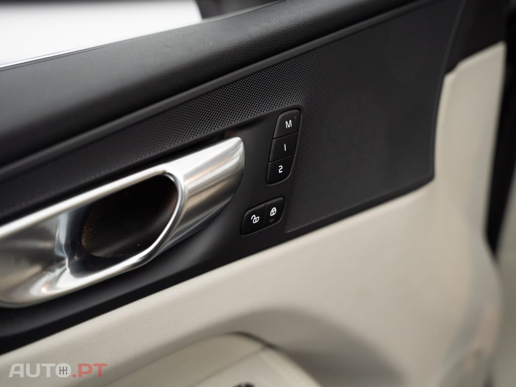 Volvo XC60 2.0 T6 PHEV Plus Bright AWD