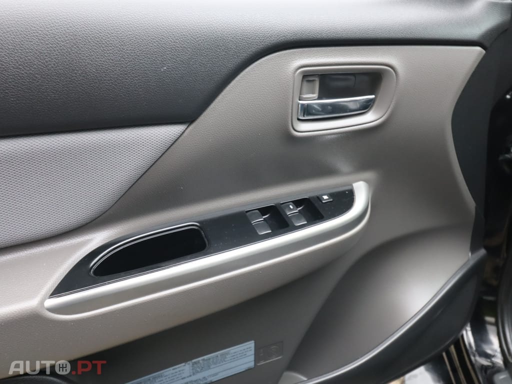 Mitsubishi L200 2.4 DI-D CD Instyle Sportb.Strakar 4WD