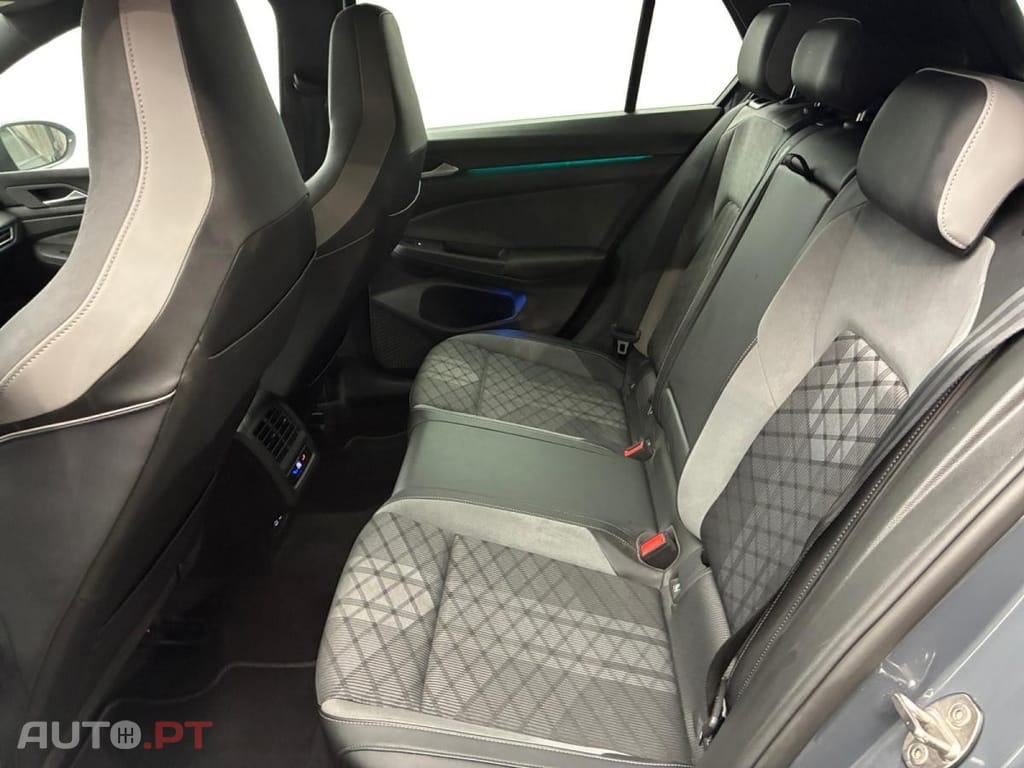 Volkswagen Golf 1.5 eTSI OPF R-Line DSG7