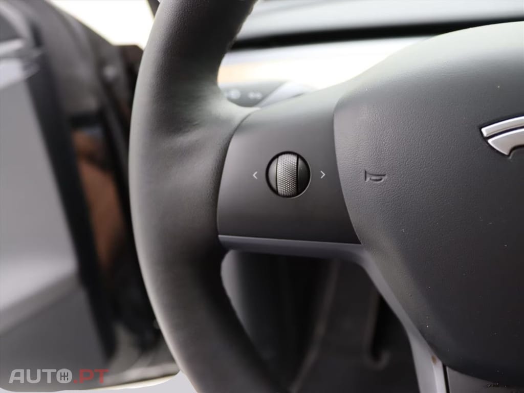 Tesla Model Y Long-Range AWD I.V.A DEDUTIVEL