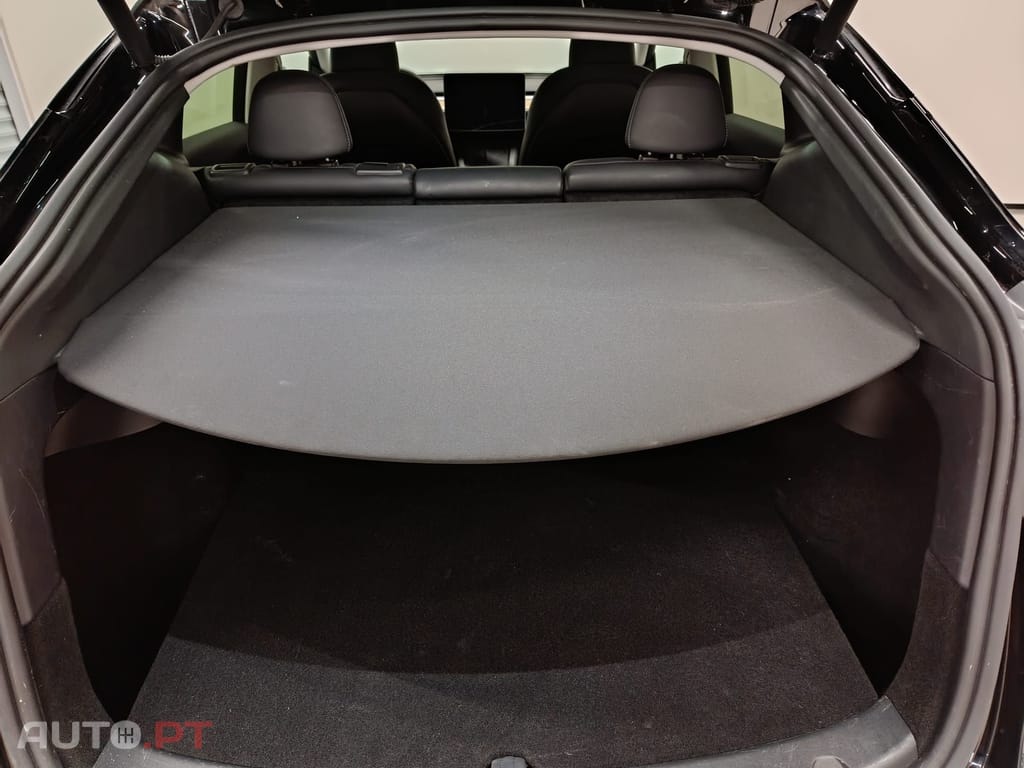 Tesla Model Y Standard RWD Plus — fotografia 20