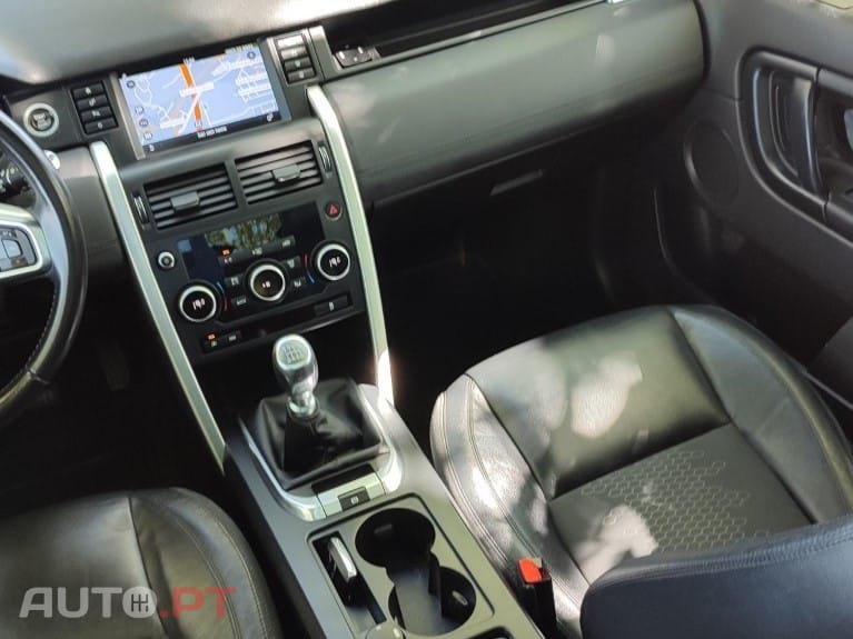Land Rover Discovery Sport 2.0 eD4 HSE Luxury — fotografia 30