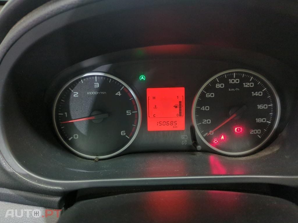 Mitsubishi L200 2.4 DI-D CD Invite 4WD