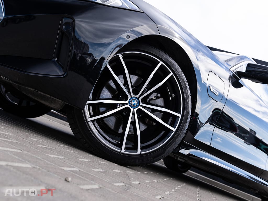 BMW 320 e Pack Desportivo M Auto — fotografia 6