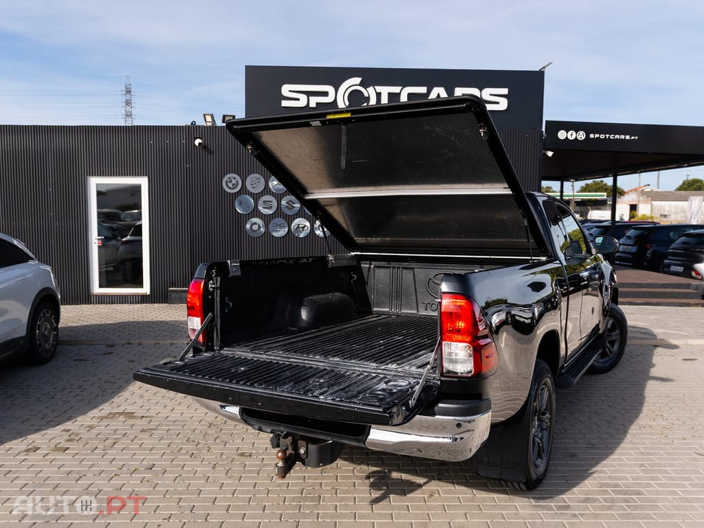 Toyota Hilux 2.4 D-4D 4WD CD Tracker S CA