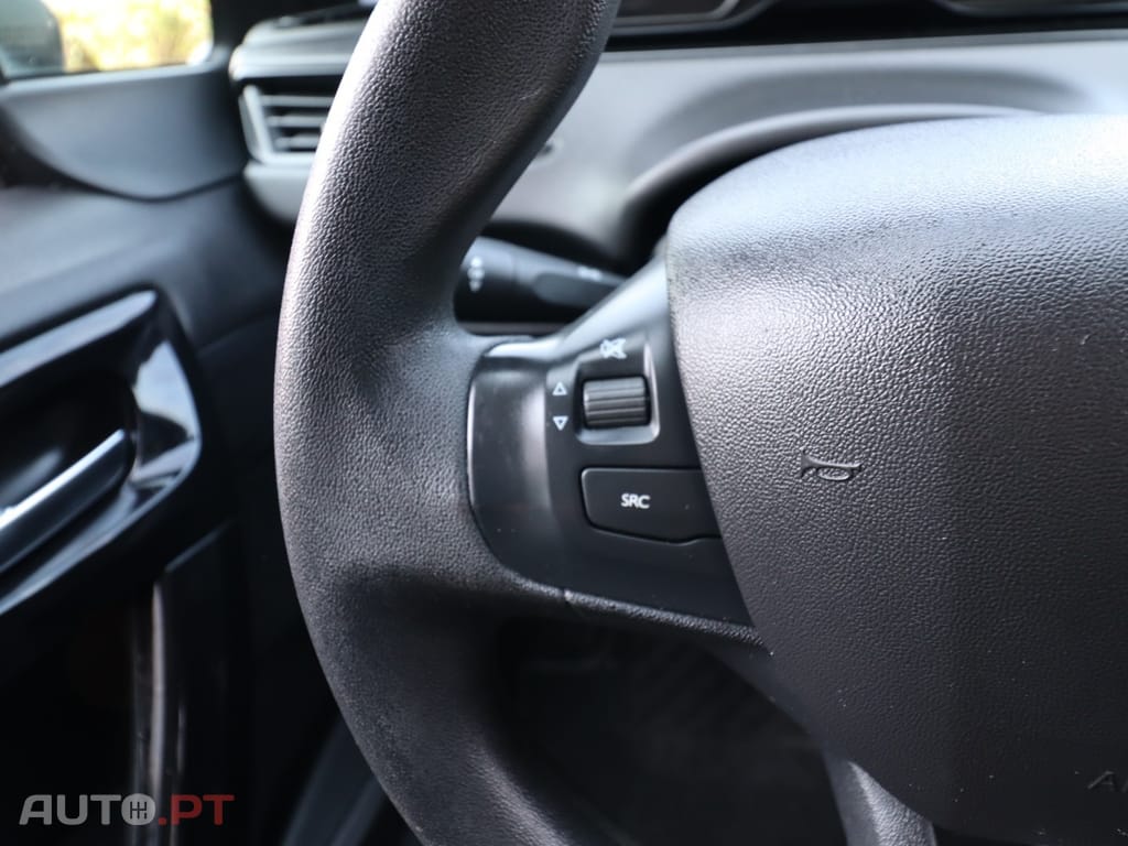 Peugeot 208 1.5 Hdi — fotografia 13