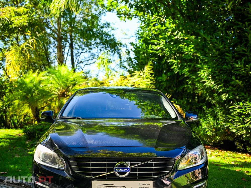 Volvo V60 2.4 D6 R-Design Momentum AWD Phev