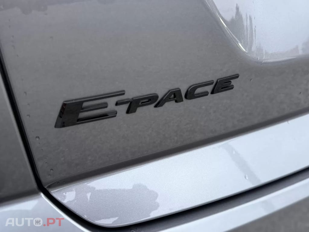 Jaguar E-Pace 1.5 P300e R-Dynamic SE AWD Aut. — fotografia 15