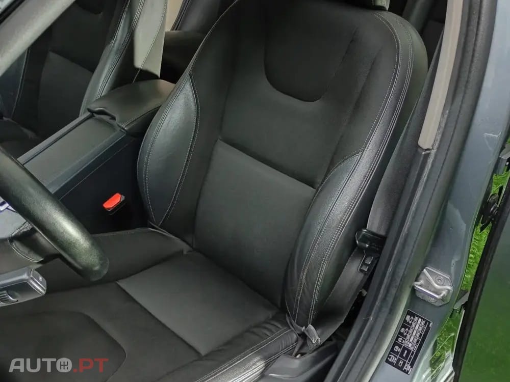 Volvo V60 2.0 D2 R-Design Momentum