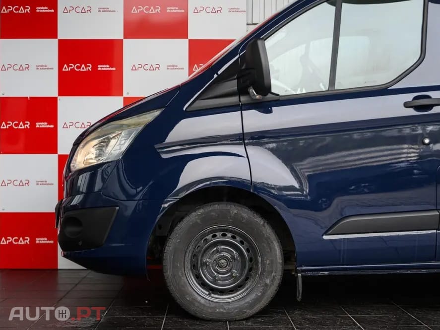 Ford Transit Custom Adaptada p/ 3 cadeiras de rodas