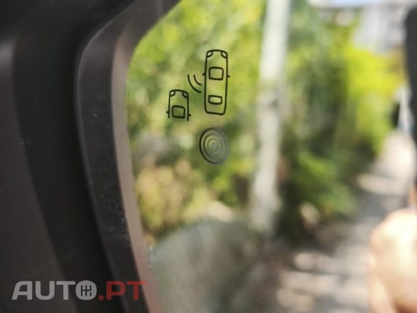 Peugeot e-2008 50 kWh GT — fotografia 16