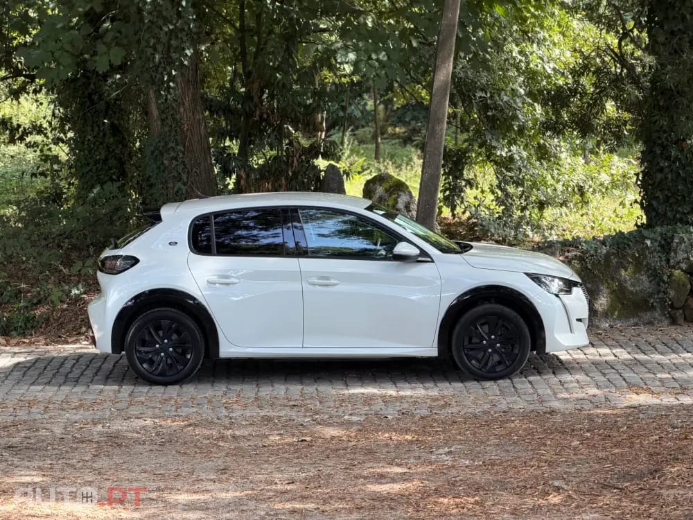 Peugeot E-208 50 kWh Allure Pack