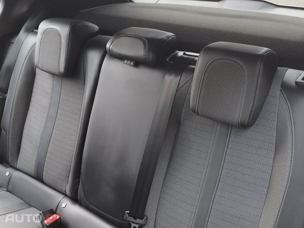 Peugeot E-2008 50 kWh Allure