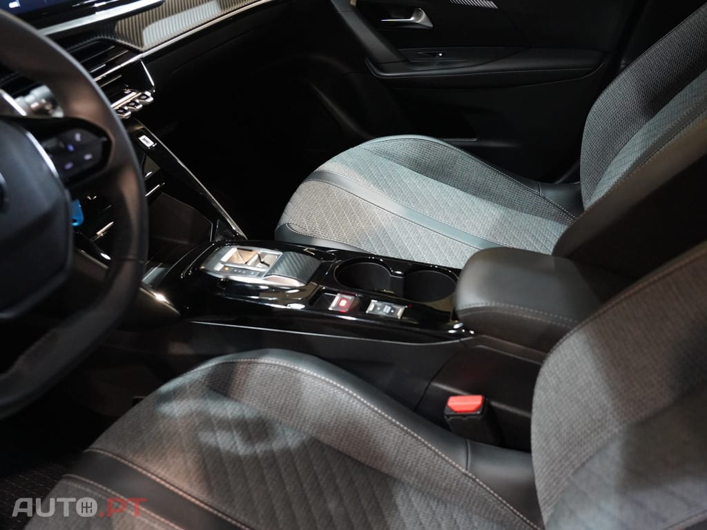 Peugeot 2008 1.2 Hybrid Allure e-DCS6