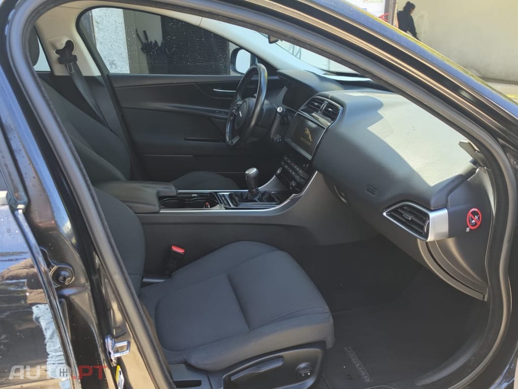 Jaguar XE E-Performance Pure