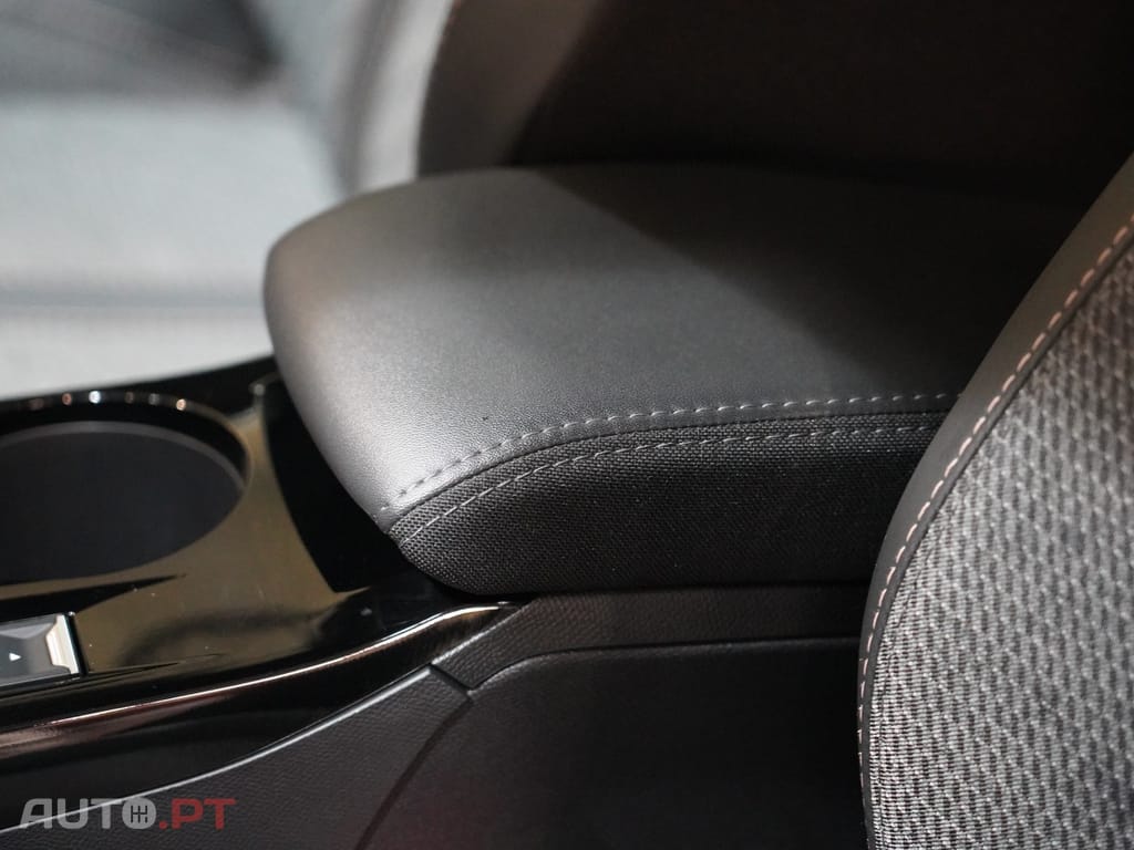 Peugeot 2008 1.2 Hybrid Allure e-DCS6