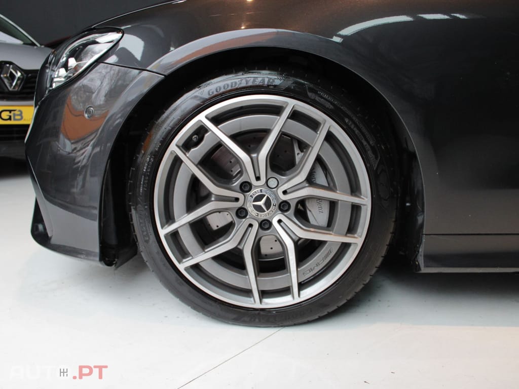 Mercedes-Benz E 220 AMG LINE