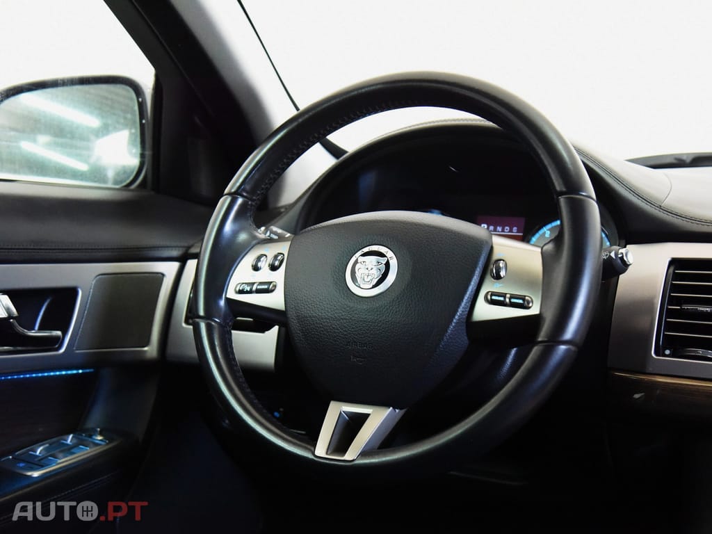 Jaguar XF 2.7 D V6 Luxury