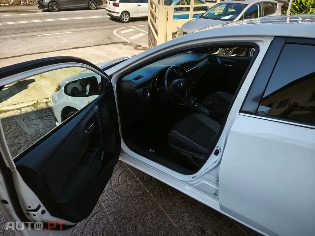 Toyota Auris 1.8 HSD Comfort+J17